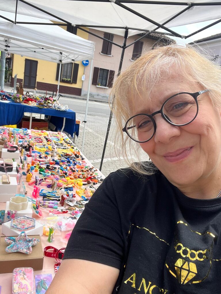 Francy Ferrante al banchetto del suo stand artigianale con creazioni in resina fatte a mano